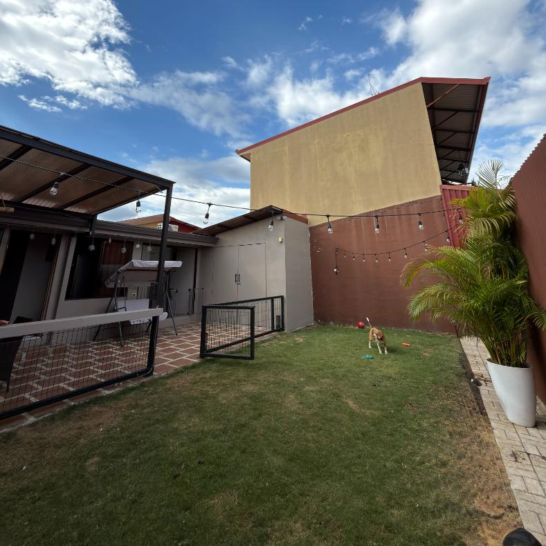 Jardín de juegos para perros en Moka Grecia